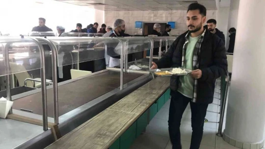 Sigarayı bıraktı, topladığı parayla 4 bin 500 öğrenciye yemek fişi dağıttı