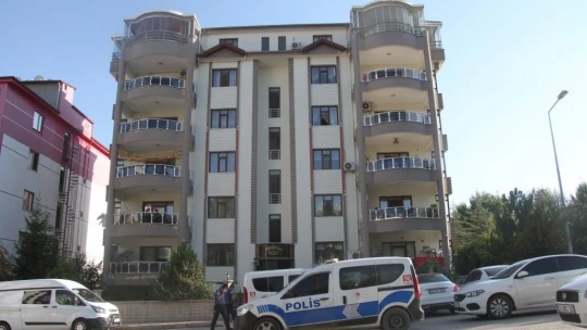 Silahını temizleyen doktor kazara kendini vurdu