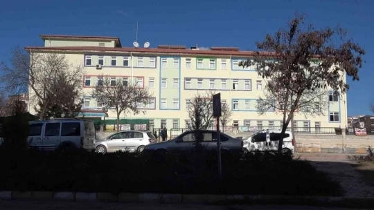Sınav sonucu kötü gelen öğrenci 2'nci kattaki sınıfından aşağı atladı