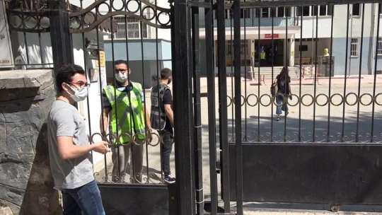 Sınava 1 dakika geç kaldı, bir yılı gitti