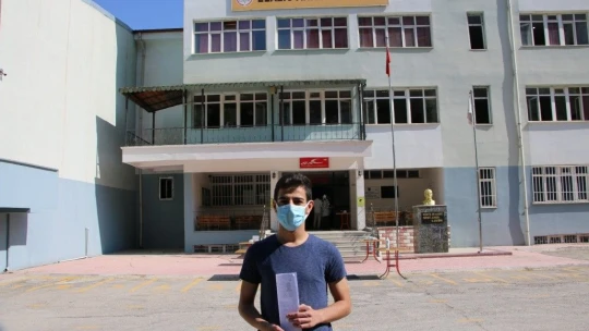Sınava 1 dakika geç kaldı, bir yılı gitti