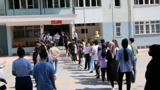 Sınava 1 dakika geç kaldı, bir yılı gitti