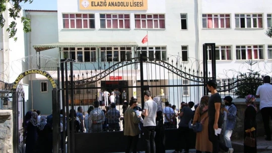 Sınava 1 dakika geç kaldı, bir yılı gitti