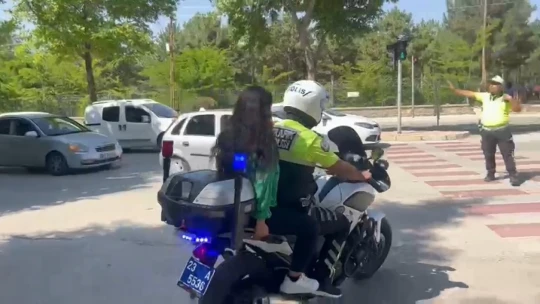 Sınava geç kalan öğrencilerin yardımına polis ekipleri koştu