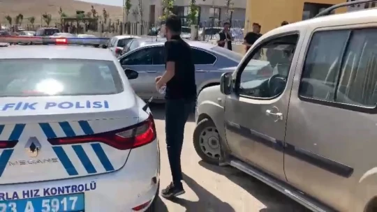 Sınava geç kalan öğrencilerin yardımına polis ekipleri koştu