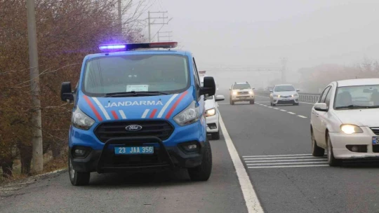 Sis kazayı beraberinde getirdi, otomobil şarampole devrildi: 4 yaralı