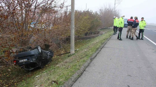 Sis kazayı beraberinde getirdi, otomobil şarampole devrildi: 4 yaralı