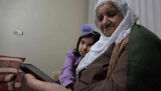 Şivesiyle bir şehri kendine hayran bıraktı: 86'lık Raife nine sosyal medyanın yeni fenomeni oldu