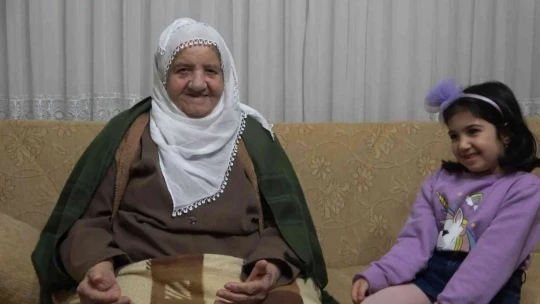 Şivesiyle bir şehri kendine hayran bıraktı: 86'lık Raife nine sosyal medyanın yeni fenomeni oldu
