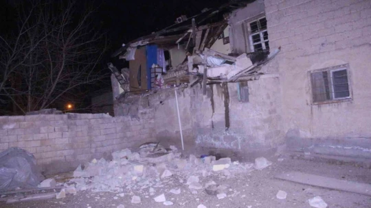 Soba bomba gibi patladı, ev kısmen çöktü: 2 yaralı