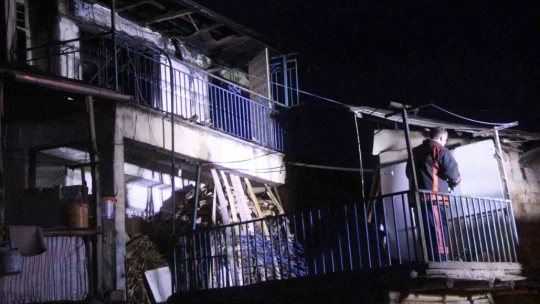 Soba bomba gibi patladı, ev kısmen çöktü: 2 yaralı