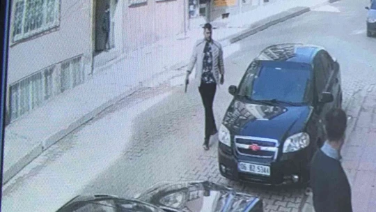 Sokak ortasında kurusıkı tabancanın dipçiğiyle 2 kardeşi darp etti, o anlar kameralara yansıdı
