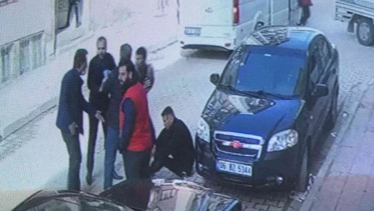 Sokak ortasında kurusıkı tabancanın dipçiğiyle 2 kardeşi darp etti, o anlar kameralara yansıdı