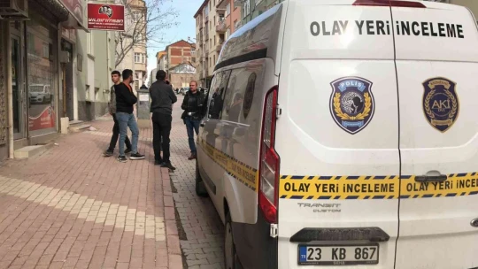 Sokak ortasında kurusıkı tabancanın dipçiğiyle 2 kardeşi darp etti, o anlar kameralara yansıdı