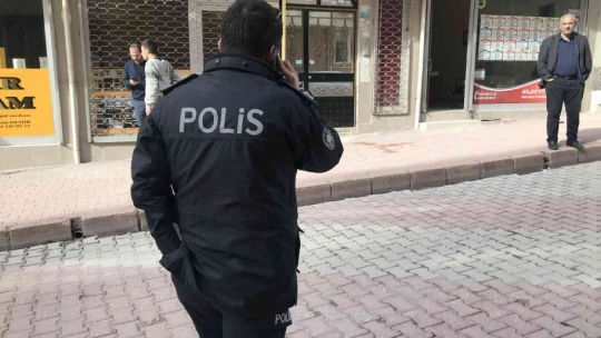 Sokak ortasında kurusıkı tabancanın dipçiğiyle 2 kardeşi darp etti, o anlar kameralara yansıdı