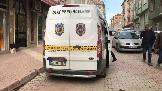 Sokak ortasında kurusıkı tabancanın dipçiğiyle 2 kardeşi darp etti, o anlar kameralara yansıdı