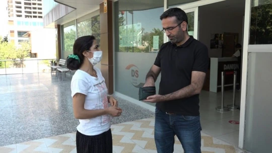 Duyarlı vatandaş altın dolu çantayı sahibine teslim etti
