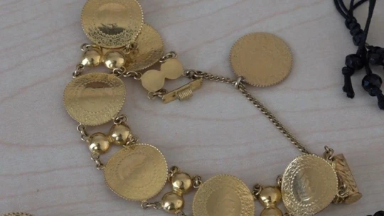 Duyarlı vatandaş altın dolu çantayı sahibine teslim etti
