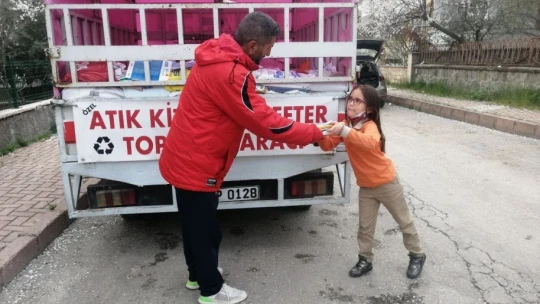 Sokak Sokak gezerek 1 milyonun üzerinde kitap topladı