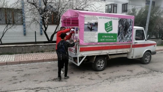 Sokak Sokak gezerek 1 milyonun üzerinde kitap topladı