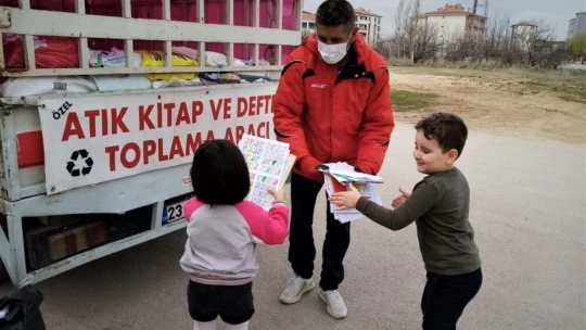 Sokak Sokak gezerek 1 milyonun üzerinde kitap topladı