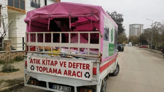 Sokak Sokak gezerek 1 milyonun üzerinde kitap topladı