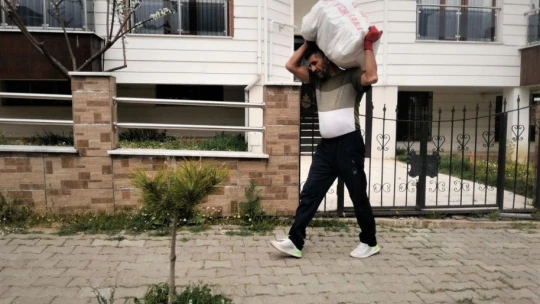 Sokak Sokak gezerek 1 milyonun üzerinde kitap topladı