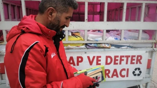 Sokak Sokak gezerek 1 milyonun üzerinde kitap topladı