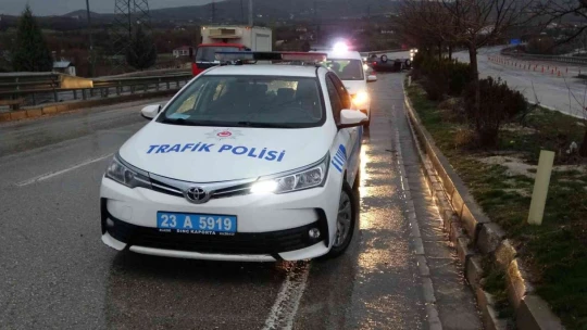 Su birikintisine giren otomobil takla attı: 3 yaralı