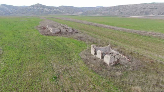 Sular çekildi, eski tren garı gün yüzüne çıktı