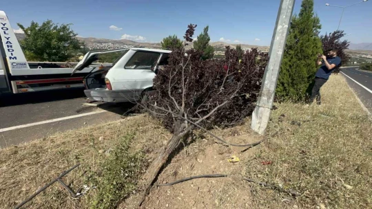 Takla atan araç kağıt gibi oldu: 2 yaralı