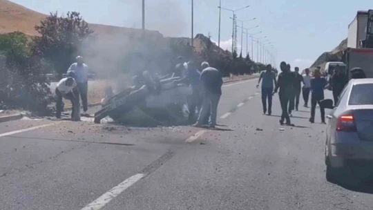 Takla atan araç kağıt gibi oldu: 2 yaralı