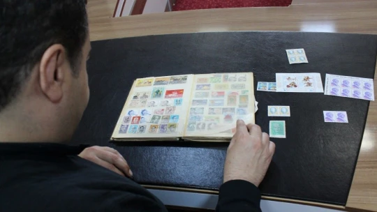Baba Oğul 60 yılda bin 100 adet pul biriktirdi
