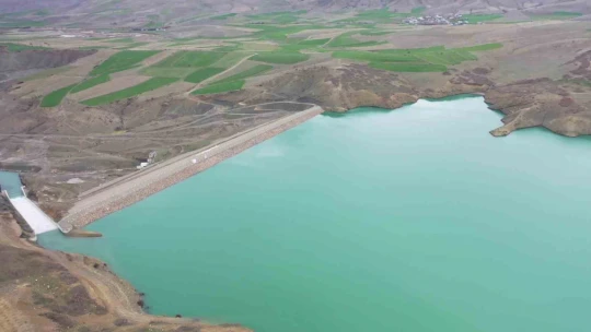 Tam doluluğa ulaşıp su tahliyesine başlanan Kanatlı Barajı, can suyu olacak
