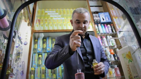 Tarih kokan kolonya dükkanında 41 yıldır Türkiye'ye koku üretiyor
