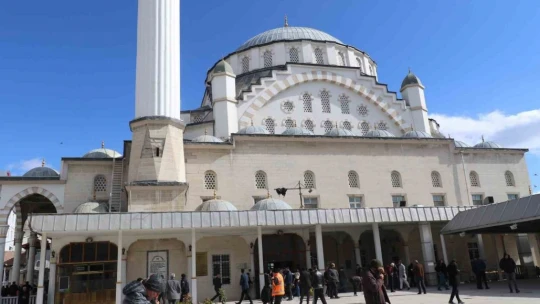 Tarihi camideki denge sütunları 3 büyük depremde de kusursuz döndü