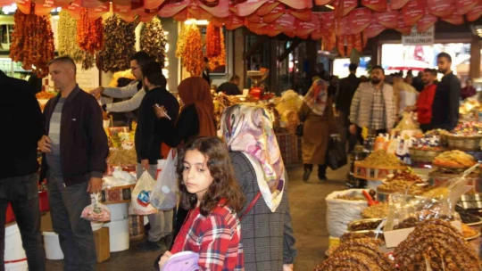 Tarihi Kapalı Çarşı'da bayram yoğunluğu