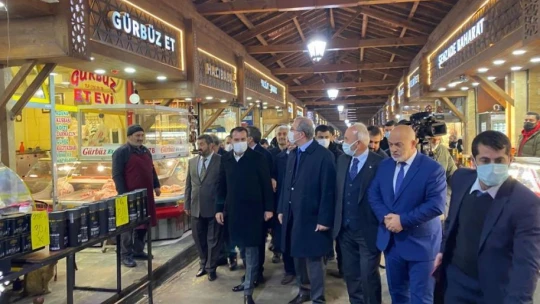 Tarihi kapalı çarşıda ahilik geleneği sürdürülüyor: Hep birlikte dua ederek iş yerlerini açtılar