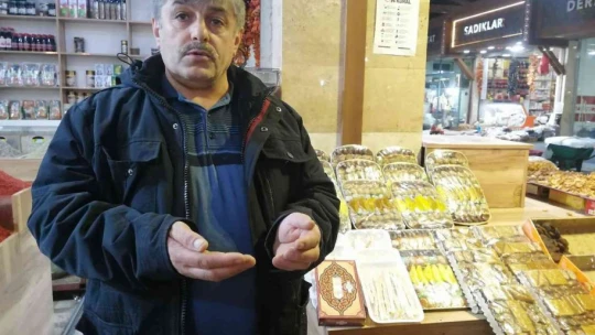 Tarihi kapalı çarşıda ahilik geleneği sürdürülüyor: Hep birlikte dua ederek iş yerlerini açtılar