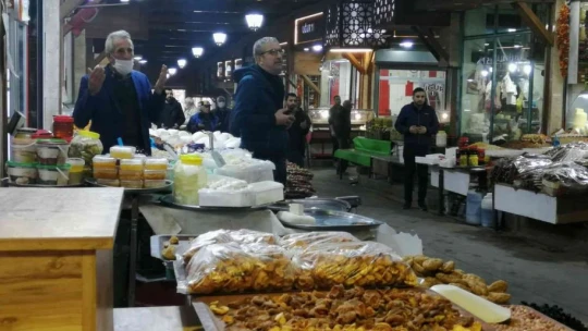 Tarihi kapalı çarşıda ahilik geleneği sürdürülüyor: Hep birlikte dua ederek iş yerlerini açtılar