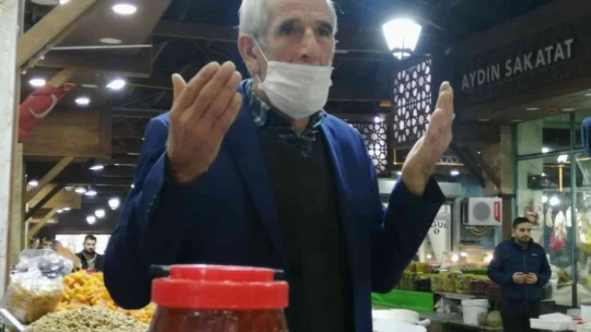 Tarihi kapalı çarşıda ahilik geleneği sürdürülüyor: Hep birlikte dua ederek iş yerlerini açtılar