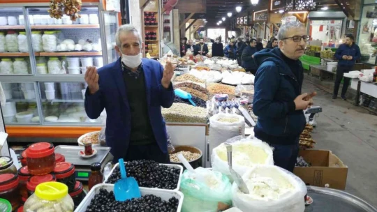 Tarihi kapalı çarşıda ahilik geleneği sürdürülüyor: Hep birlikte dua ederek iş yerlerini açtılar