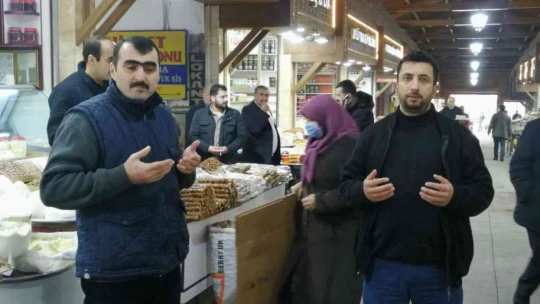 Tarihi kapalı çarşıda ahilik geleneği sürdürülüyor: Hep birlikte dua ederek iş yerlerini açtılar