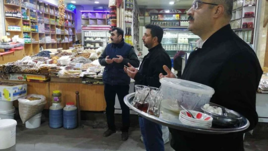 Tarihi kapalı çarşıda ahilik geleneği sürdürülüyor: Hep birlikte dua ederek iş yerlerini açtılar
