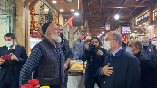 Tarihi kapalı çarşıda ahilik geleneği sürdürülüyor: Hep birlikte dua ederek iş yerlerini açtılar
