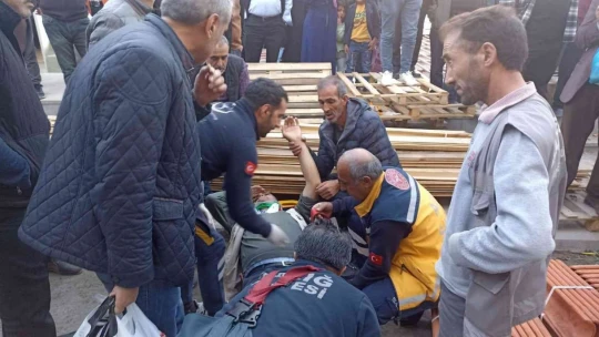 Tarihi Kapalıçarşı'da sundurma çöktü: 5 yaralı