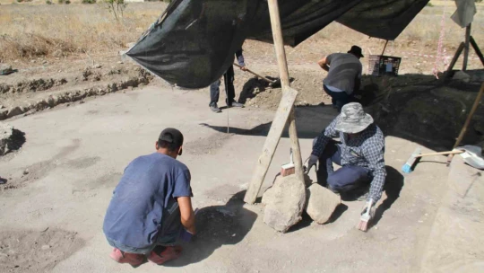 Tarlada çiftçinin bulduğu tarihi taban mozaikler gün yüzüne çıkarılıyor