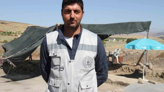 Tarlada çiftçinin bulduğu tarihi taban mozaikler gün yüzüne çıkarılıyor