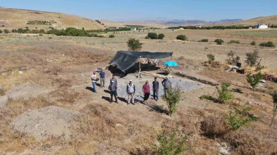 Tarlada çiftçinin bulduğu tarihi taban mozaikler gün yüzüne çıkarılıyor