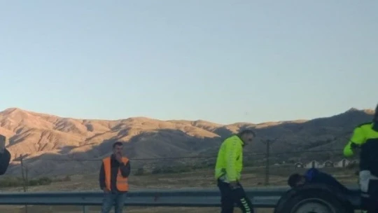 Tekeri çıkan küspe yüklü römork yan yattı